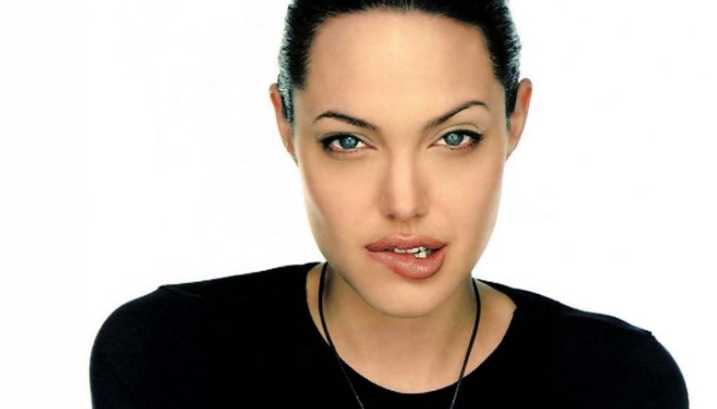 angelina-jolie-mangia-tarantole-e-scorpioni