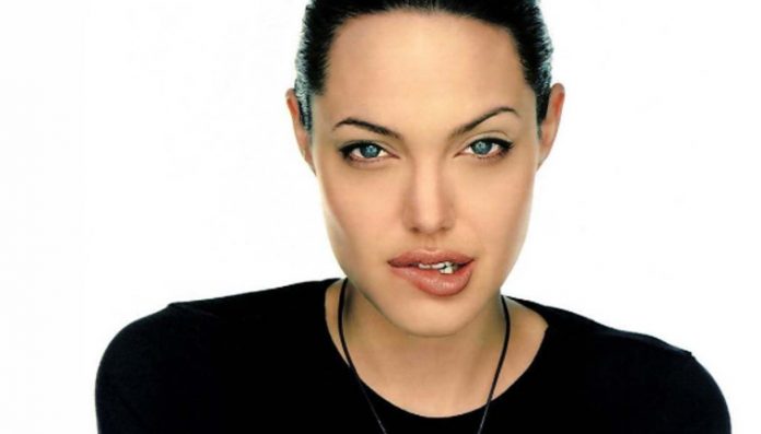 La dieta bizzarra di Angelina Jolie a base di tarantole e scorpioni angelina-jolie-mangia-tarantole-e-scorpioni