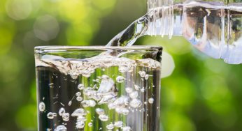 Sapevate che bere tanta acqua fa male? Ecco perché