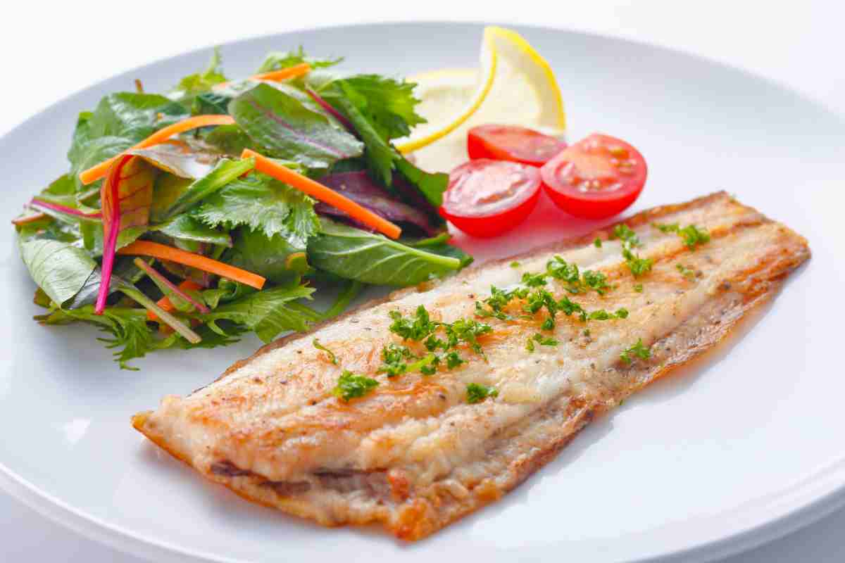 filetto di pesce in un piatto cucinato alla piastra