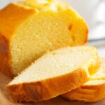 Plumcake senza burro tagliato a fette in primo piano