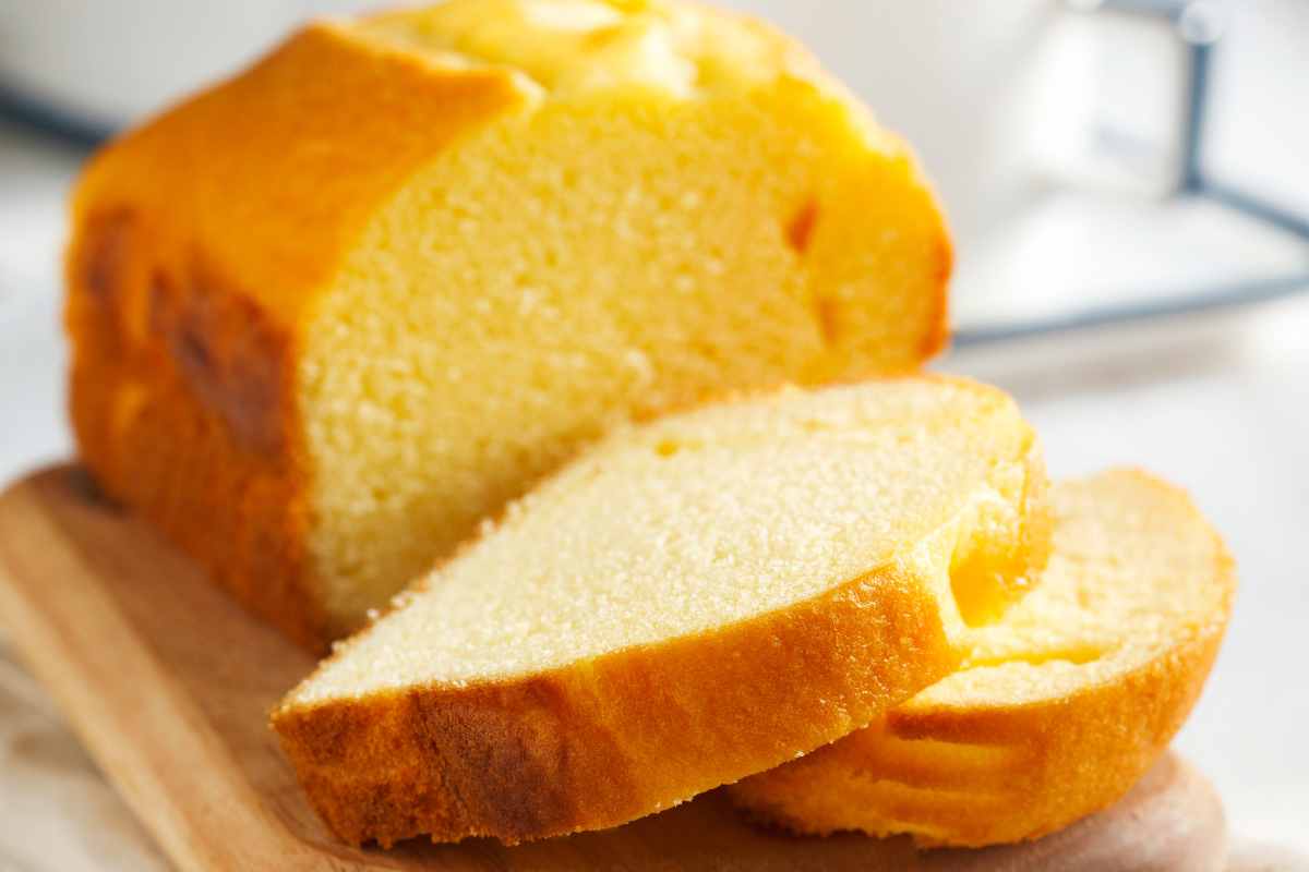 Plumcake senza burro tagliato a fette in primo piano