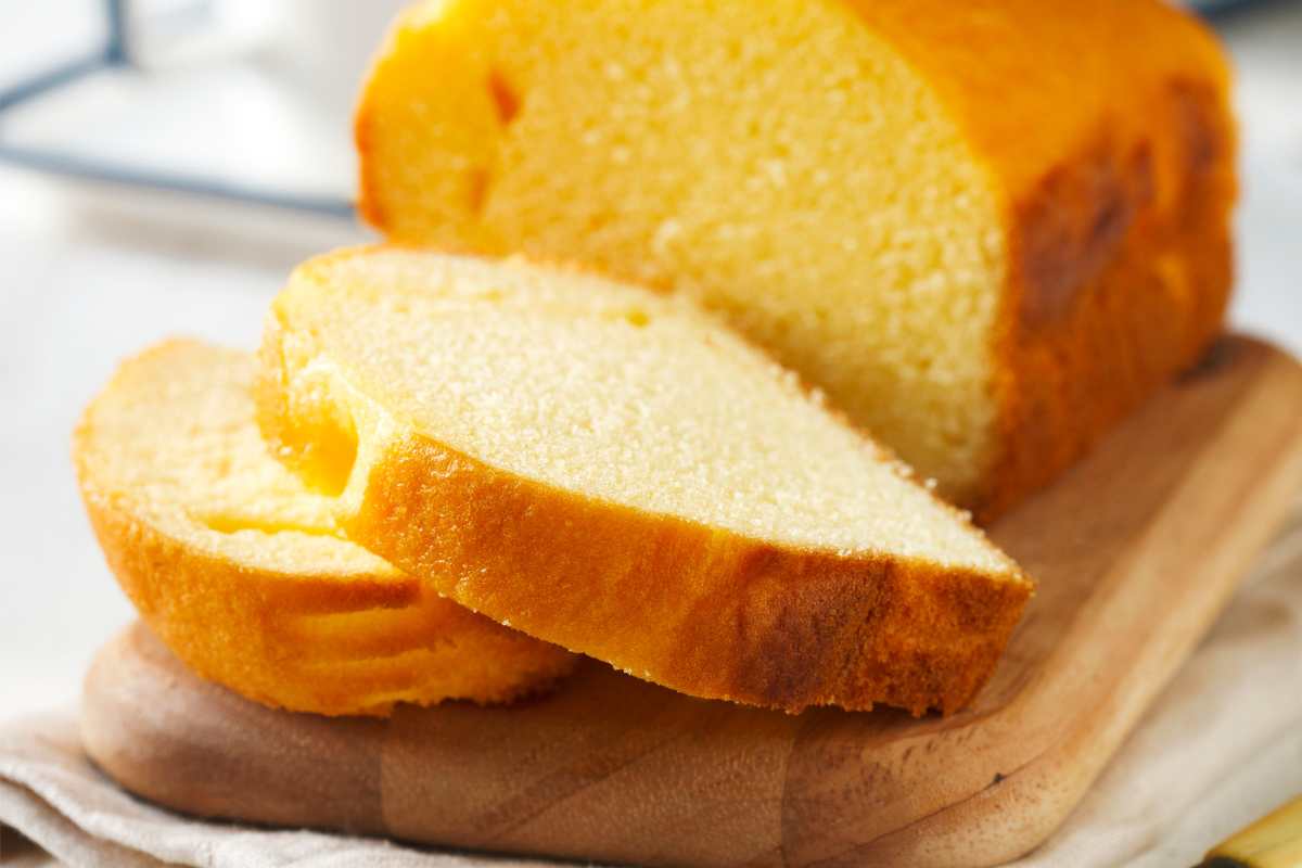 Plumcake senza burro e senza olio su un tagliere di legno